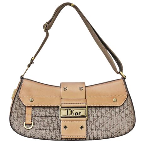 Sell your Christian Dior handbag with us. It’s easy. 